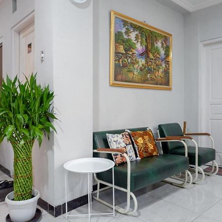Reddoorz Near Jalan Adi Sucipto Solo Hotell Exteriör bild