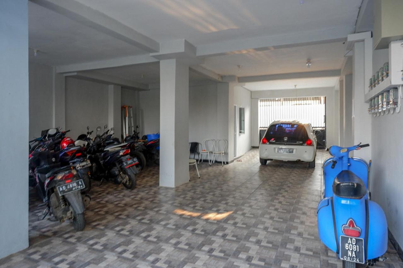 Reddoorz Near Jalan Adi Sucipto Solo Hotell Exteriör bild