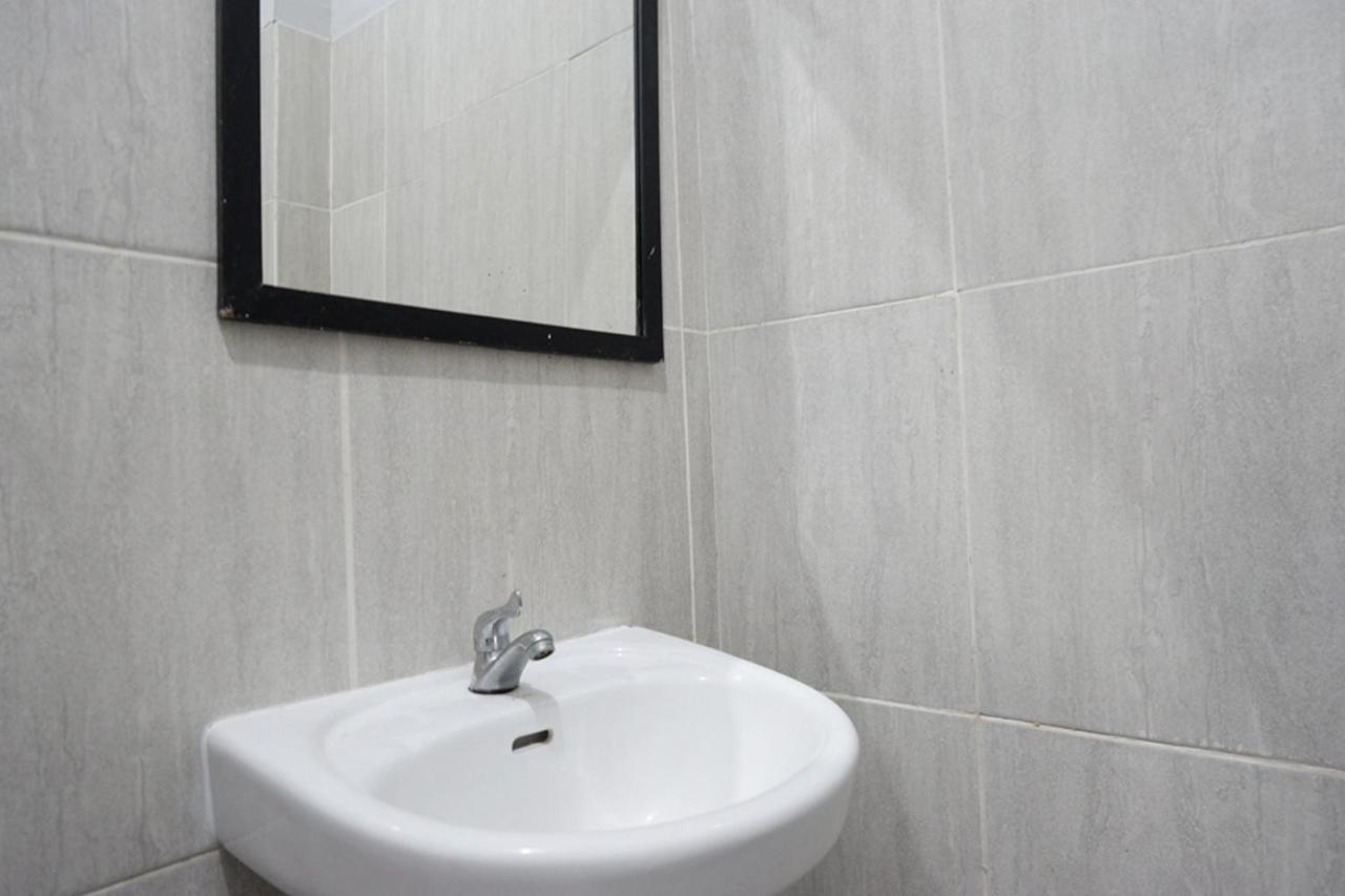 Reddoorz Near Jalan Adi Sucipto Solo Hotell Exteriör bild