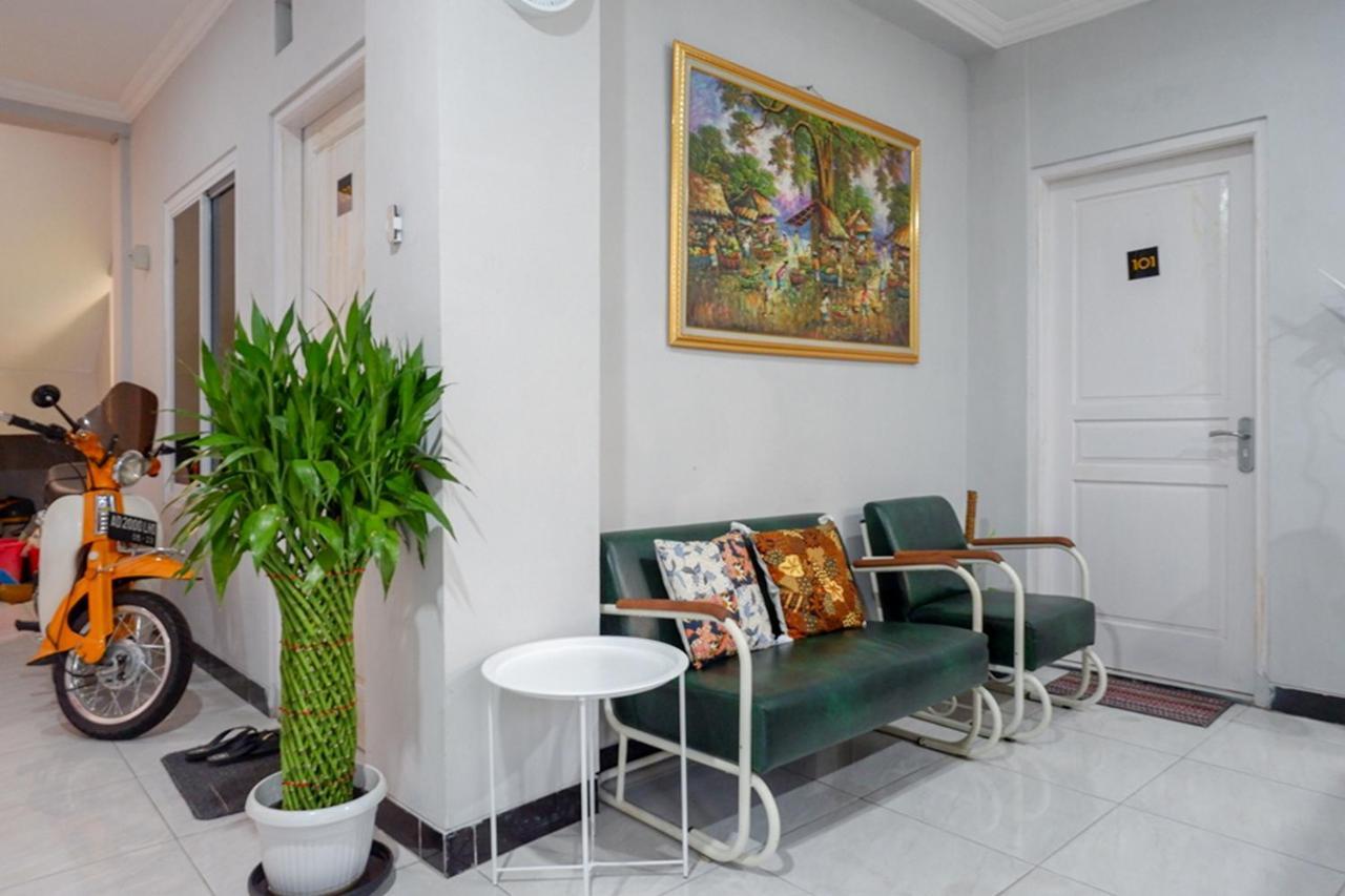 Reddoorz Near Jalan Adi Sucipto Solo Hotell Exteriör bild