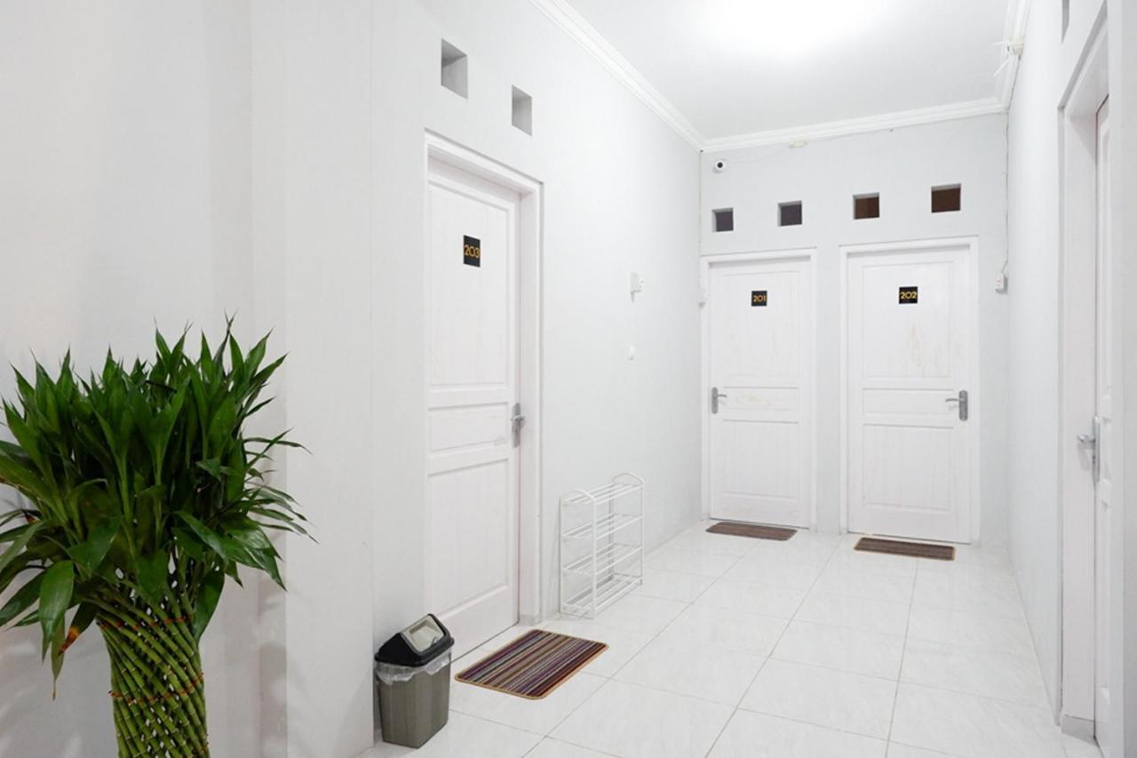 Reddoorz Near Jalan Adi Sucipto Solo Hotell Exteriör bild
